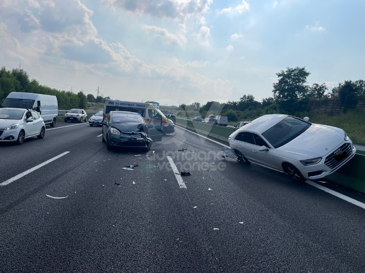 INCIDENTE IN TANGENZIALE A VENARIA - Scontro fra due auto, una finisce sulle barriere in cemento - FOTO