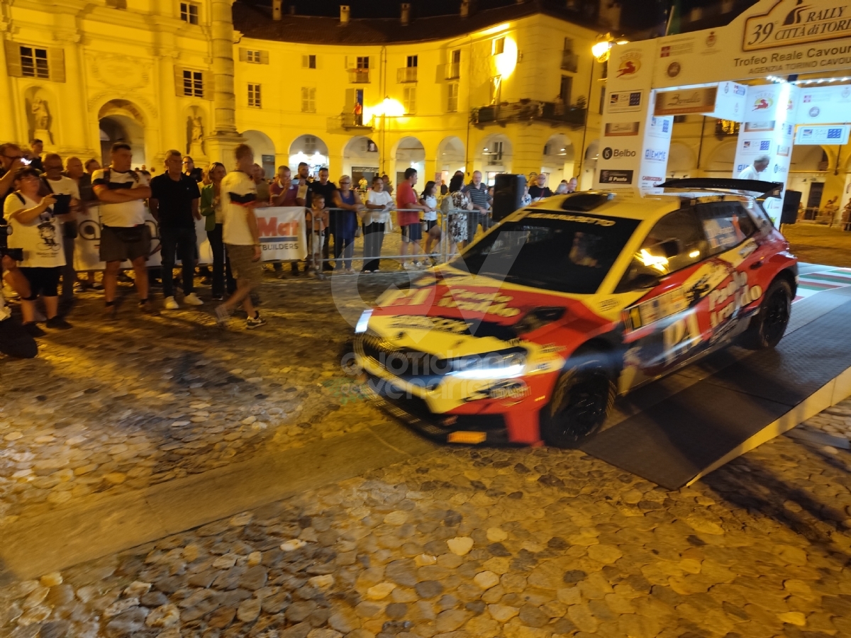 VENARIA - In Città la magia del Rally: tantissimi i curiosi e gli appassionati - FOTO