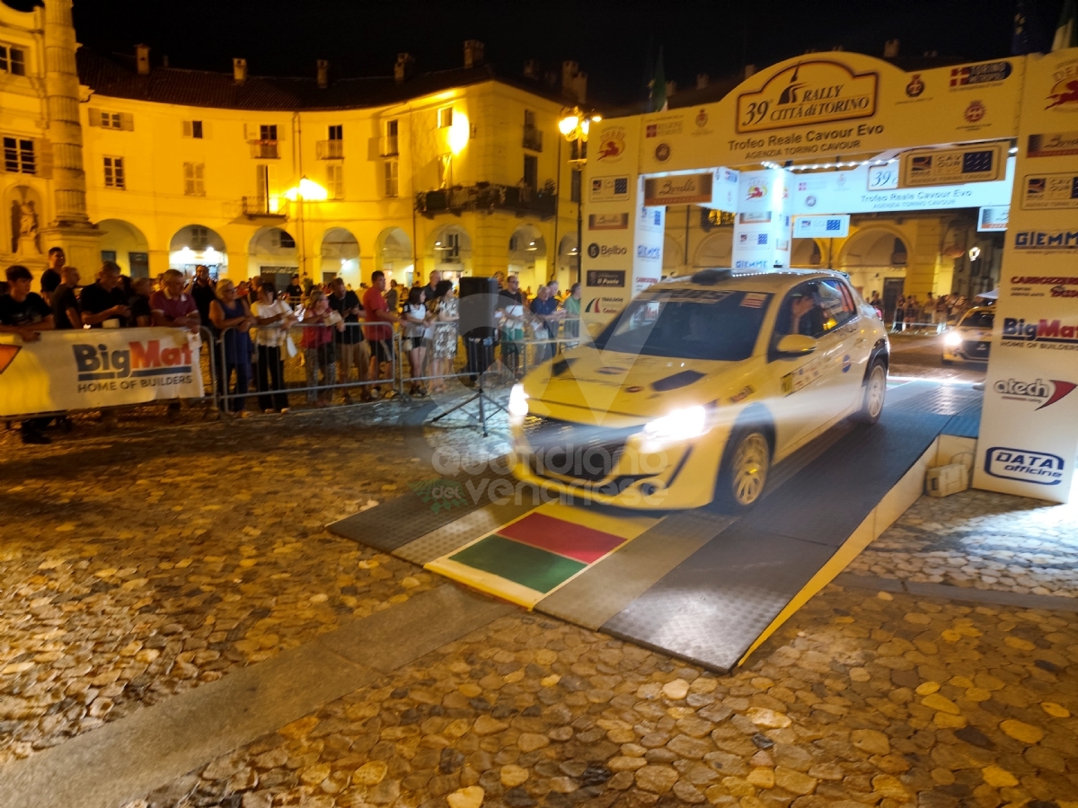 VENARIA - In Città la magia del Rally: tantissimi i curiosi e gli appassionati - FOTO