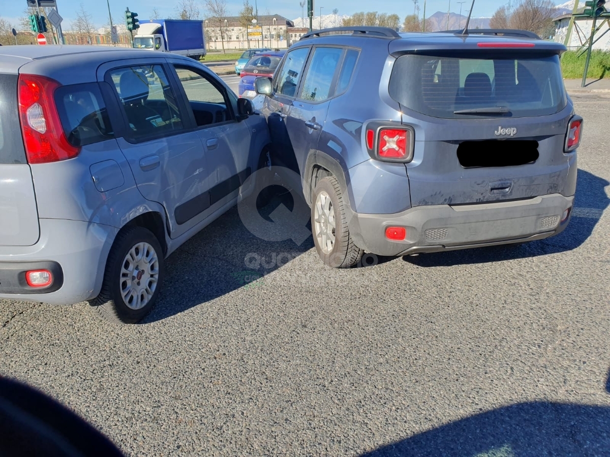 VENARIA-TORINO - Ennesimo incidente in via Druento: scontro fra due auto al «solito» incrocio - FOTO