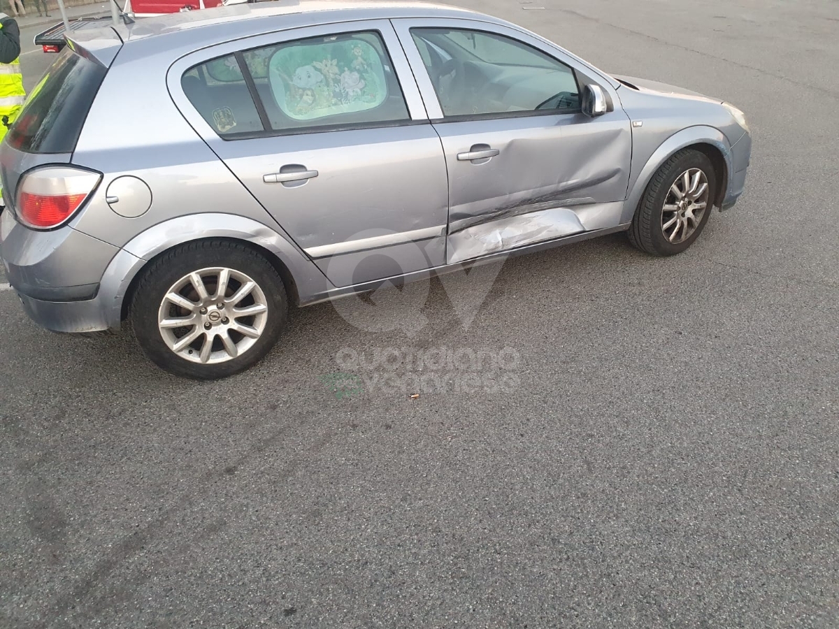 INCIDENTE A VENARIA - Entra contromano nel parcheggio e colpisce un'altra auto - FOTO