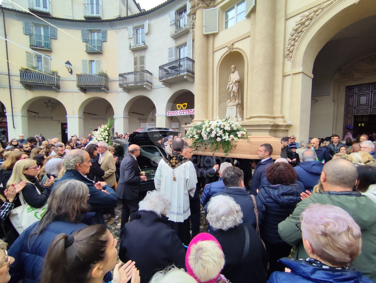 VENARIA - Una città intera ha detto addio a Giulia Manfrini: «Hai seguito i tuoi sogni. Ci mancherai» - FOTO E VIDEO