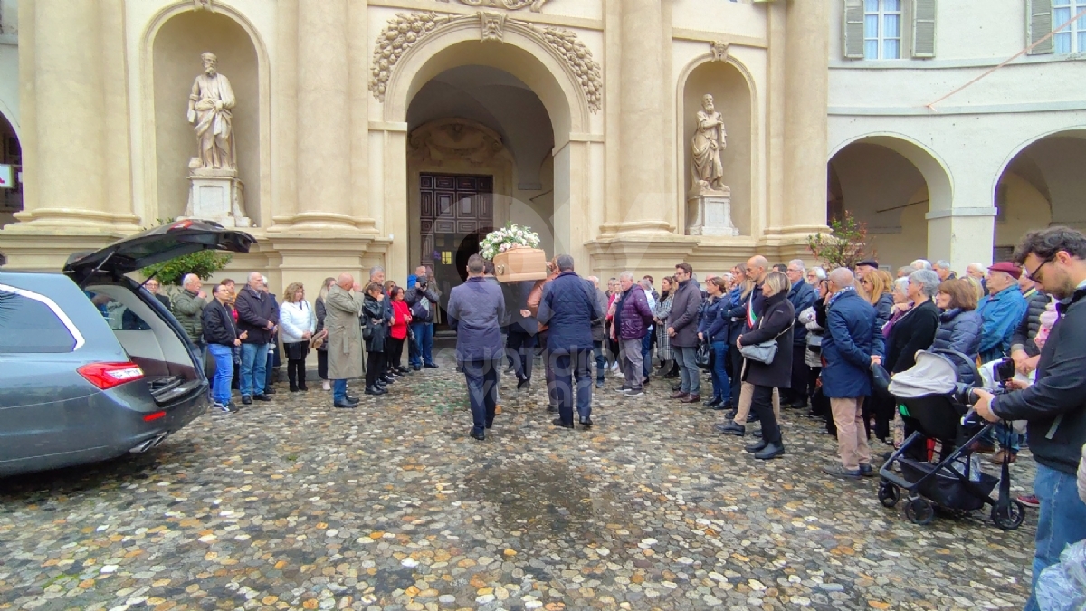 VENARIA - Una città intera ha detto addio a Giulia Manfrini: «Hai seguito i tuoi sogni. Ci mancherai» - FOTO E VIDEO