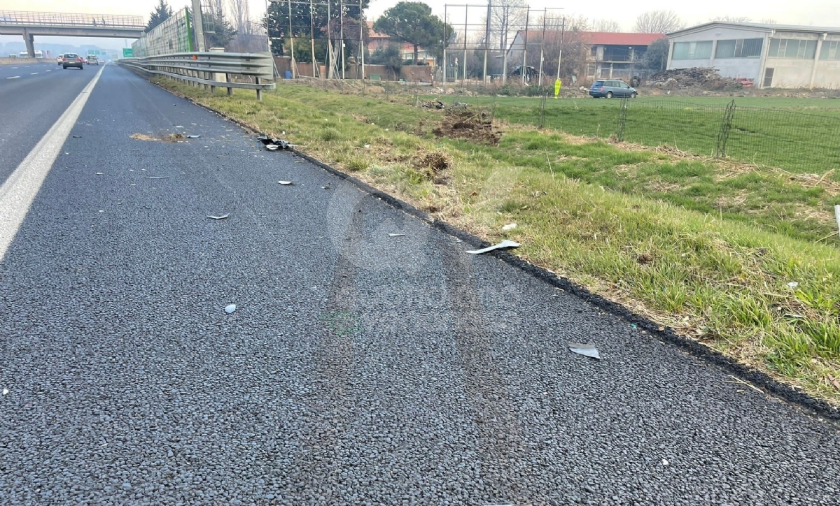 INCIDENTE IN TANGENZIALE A RIVOLI - Scontro fra due auto: una persona ferita - FOTO