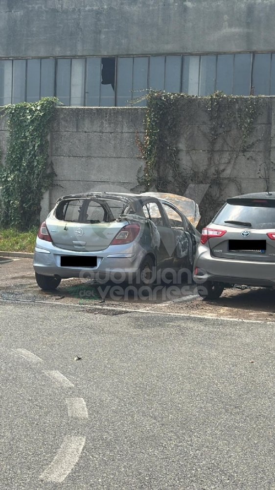 INCENDIO A VENARIA - Auto in fiamme nel parcheggio del Polo Sanitario: meccanico ustionato - FOTO