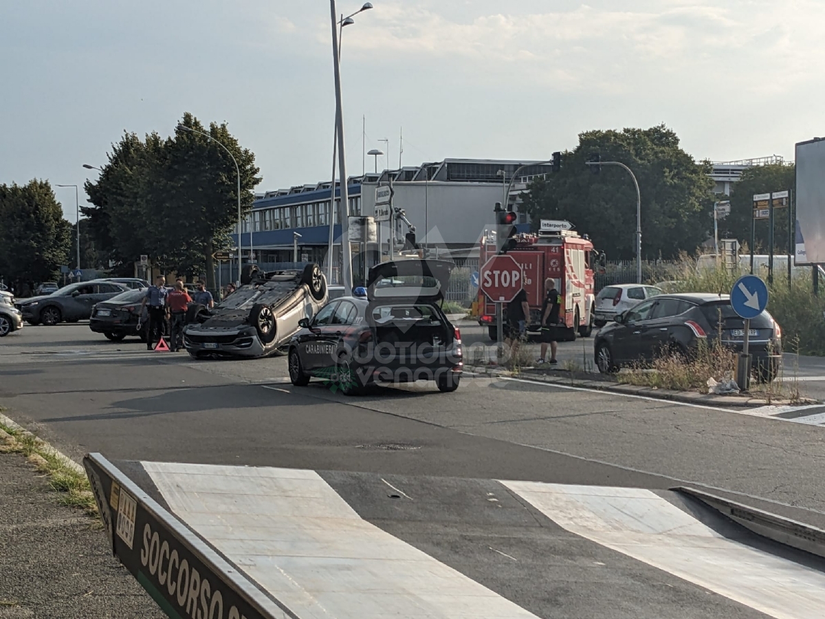 INCIDENTE A GRUGLIASCO - Scontro fra due auto, una si ribalta: due persone ferite