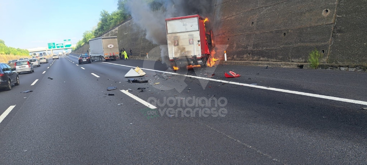 INCIDENTI IN TANGENZIALE - Diversi tamponamenti: furgone prende fuoco, grave conducente - FOTO