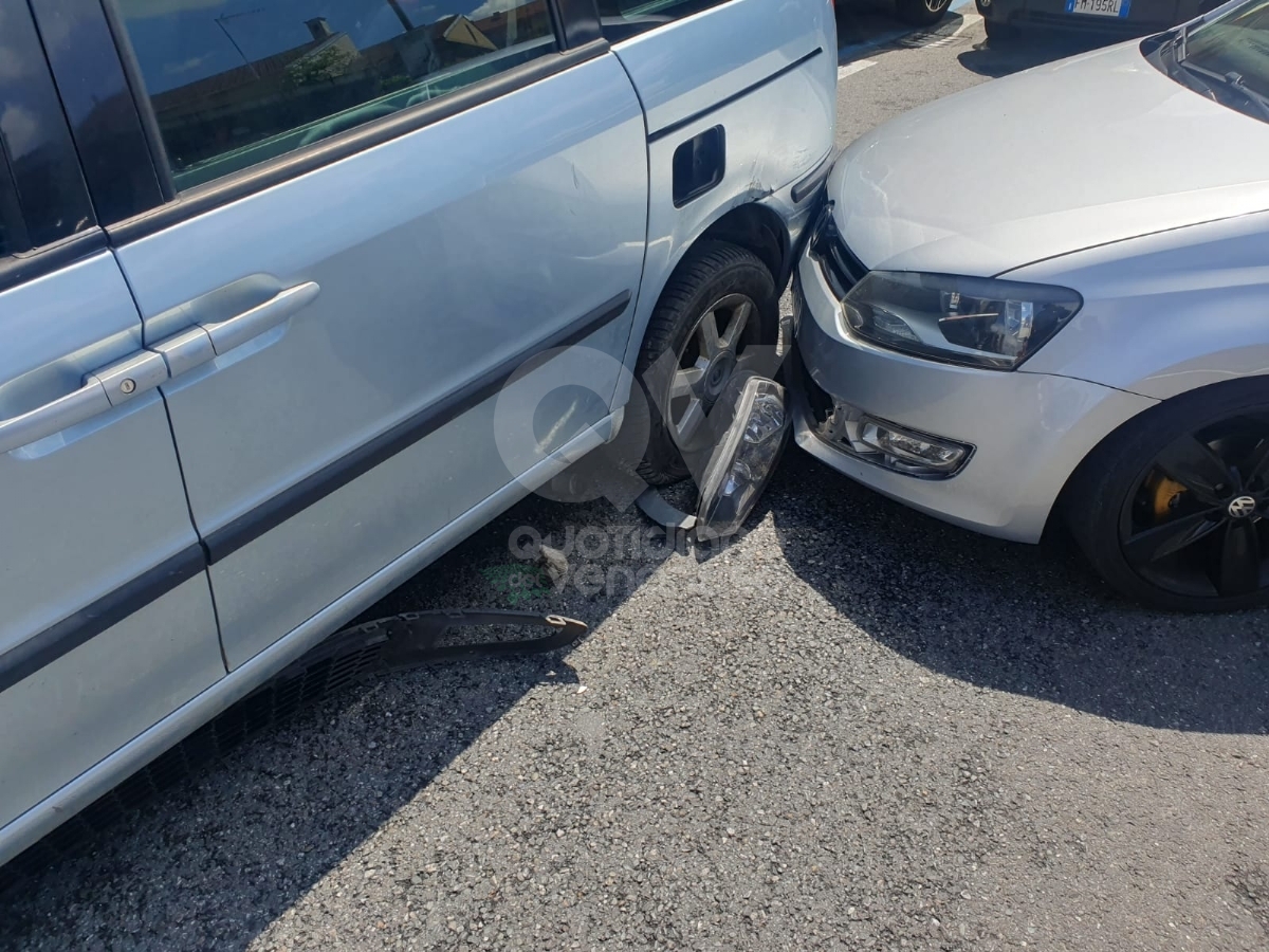 INCIDENTE A VENARIA - Scontro fra due auto, un uomo ferito e ricoverato in ospedale - FOTO