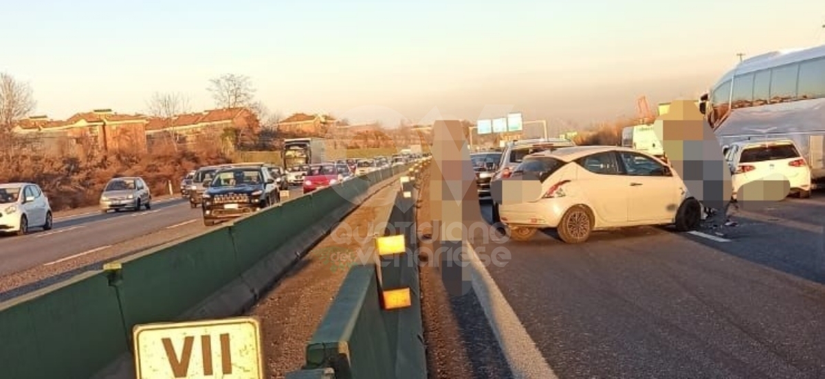 INCIDENTE IN TANGENZIALE A VENARIA - Scontro fra sei veicoli, tre persone ferite - FOTO