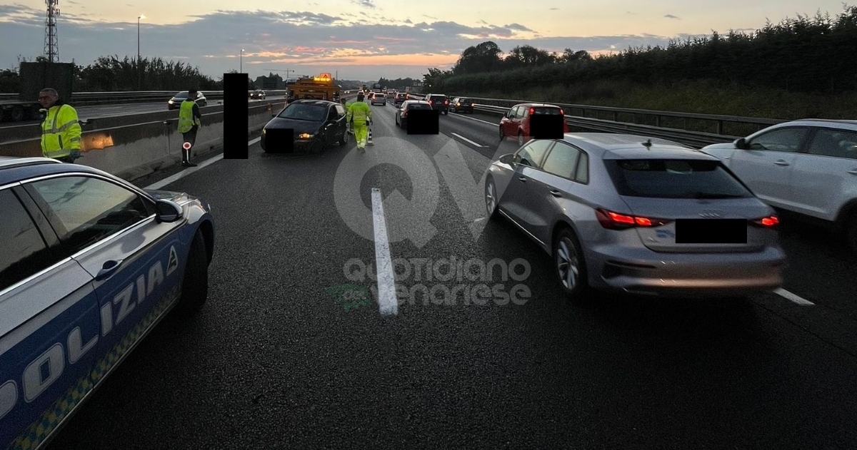 INCIDENTE IN TANGENZIALE A RIVOLI - Tir perde una ruota, tre auto la colpiscono: code e disagi - FOTO