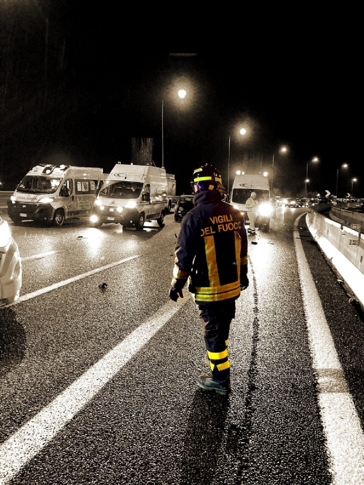 INCIDENTE IN TANGENZIALE A RIVOLI - Sbalzato fuori dall'abitacolo: 42enne dovrà essere operato - FOTO