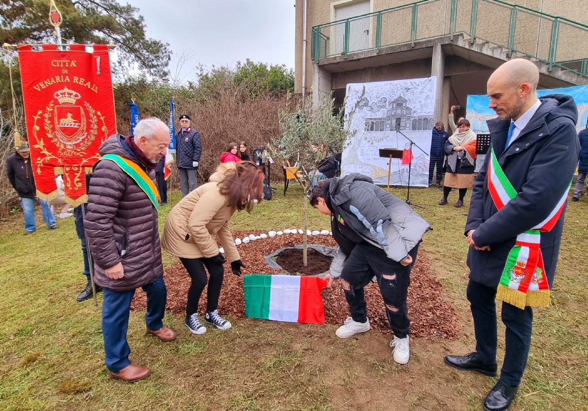 VENARIA - Giorno della Memoria: piantato un ulivo nella scuola Don Milani - FOTO