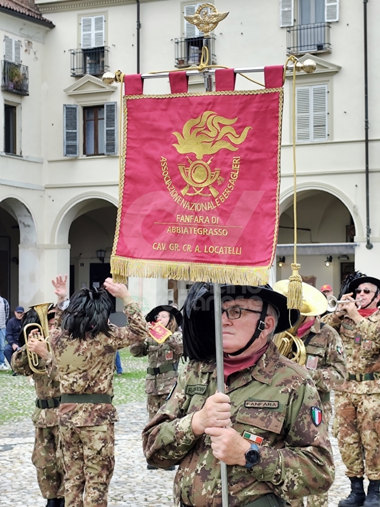 VENARIA - Concerto «inaspettato» della Fanfara dei Bersaglieri di Abbiategrasso dopo la gita in Reggia - FOTO E VIDEO