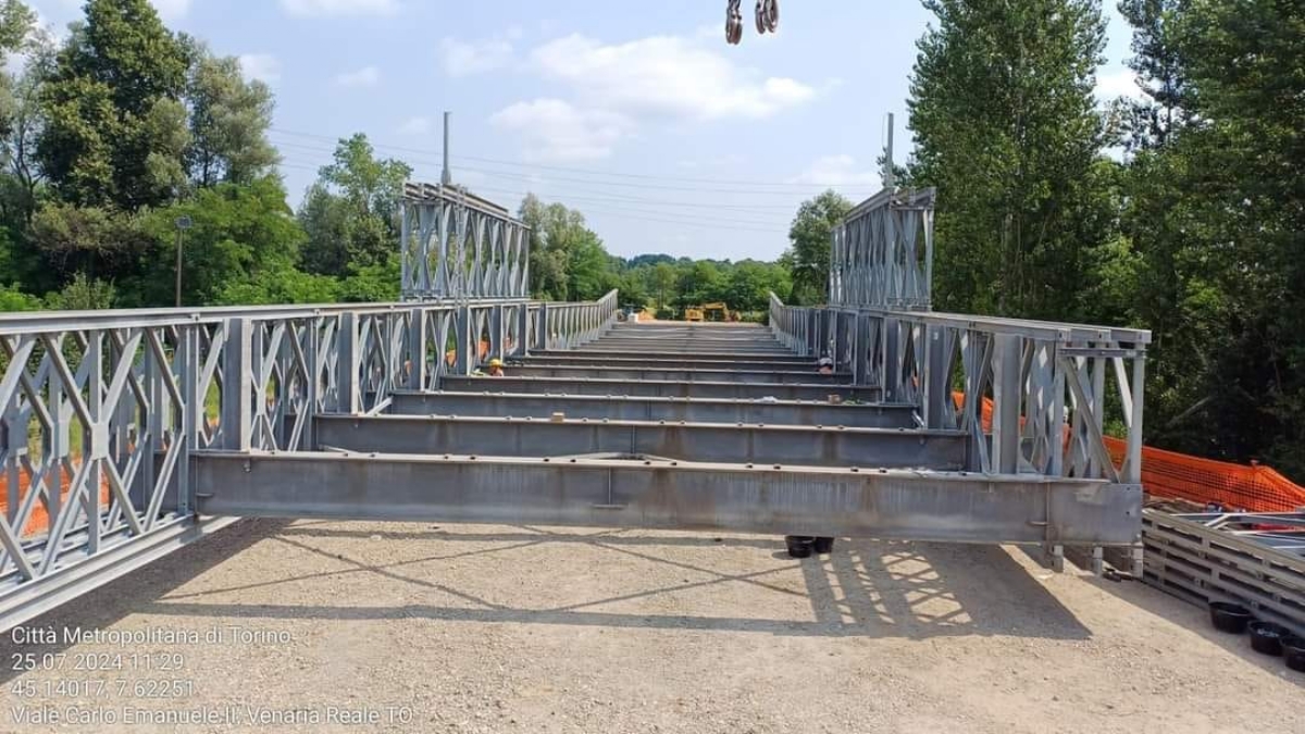 VENARIA - Posizionato il ponte provvisorio sul Ceronda in «sostituzione» del Castellamonte - FOTO