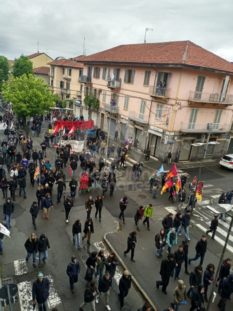 G7 A VENARIA - Manifestanti bruciano i volti dei capi di Stato e una bandiera americana - FOTO e VIDEO