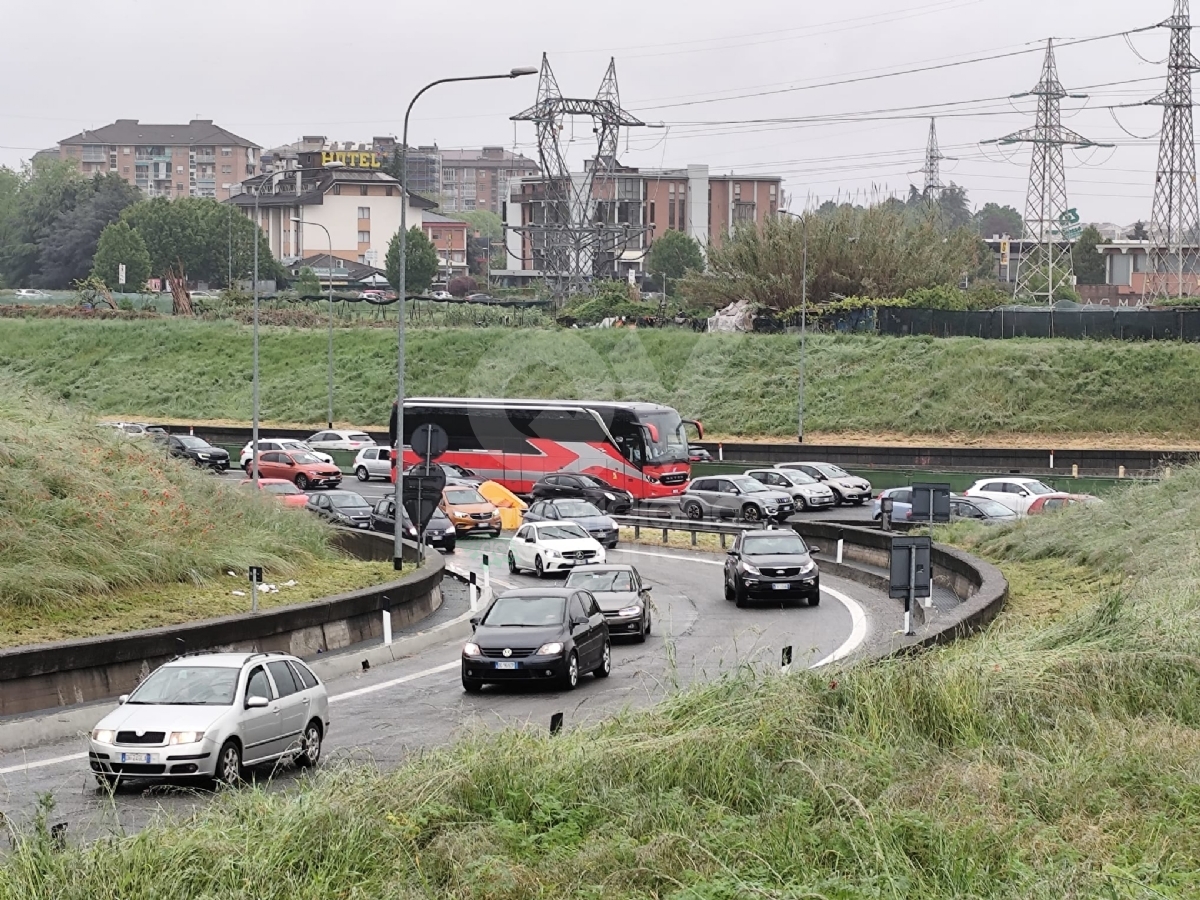 G7 A VENARIA - Corteo di protesta, manifestanti bloccano la tangenziale: caos e code - FOTO