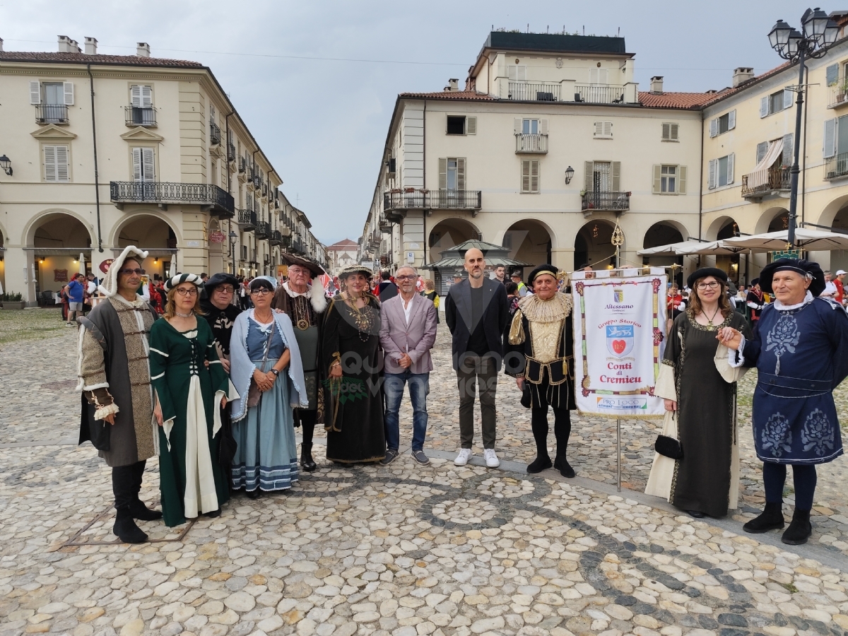 VENARIA - In centro la grande sfilata per i «Giochi Giovanili della Bandiera» - FOTO