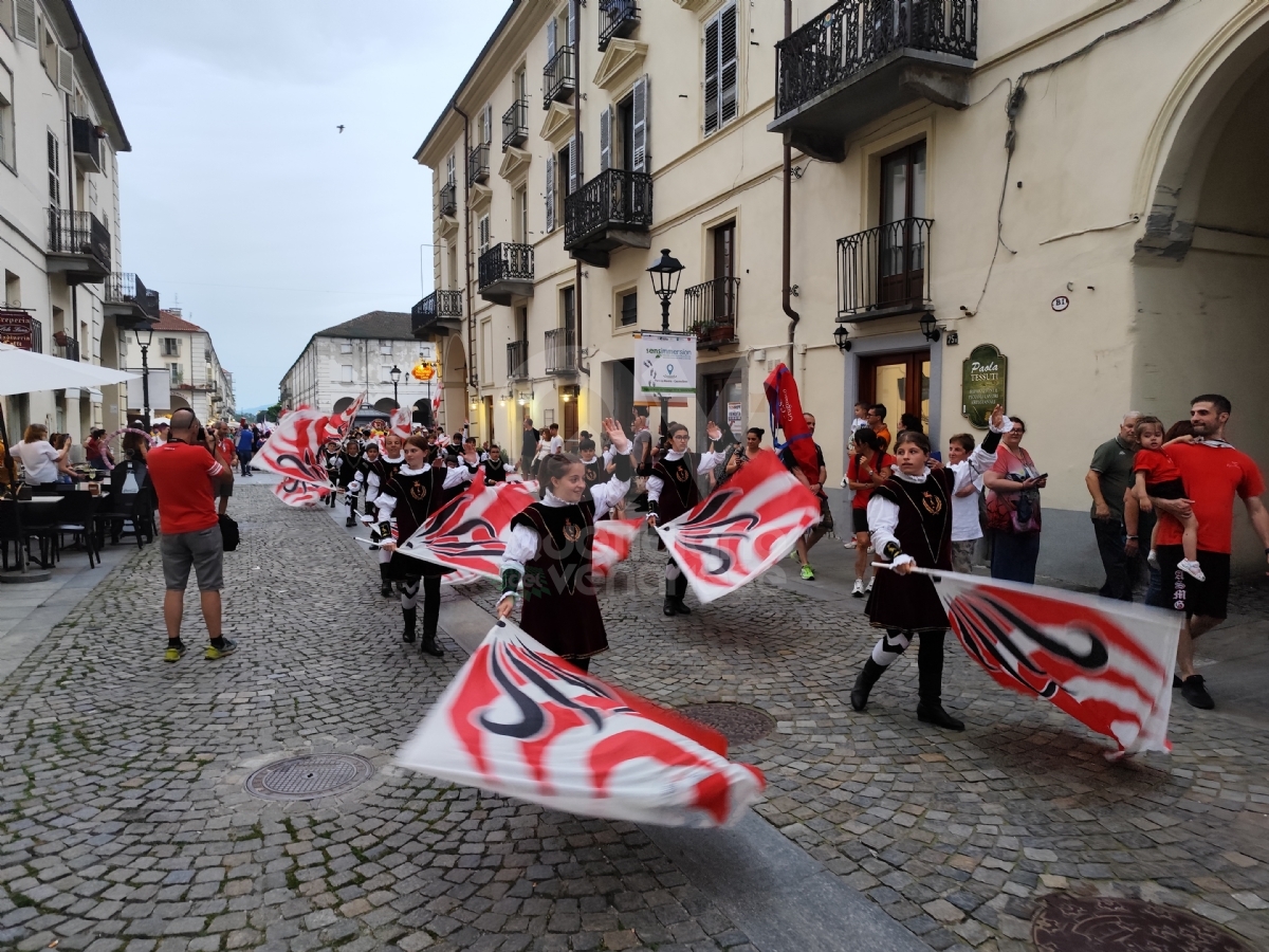 VENARIA - In centro la grande sfilata per i «Giochi Giovanili della Bandiera» - FOTO