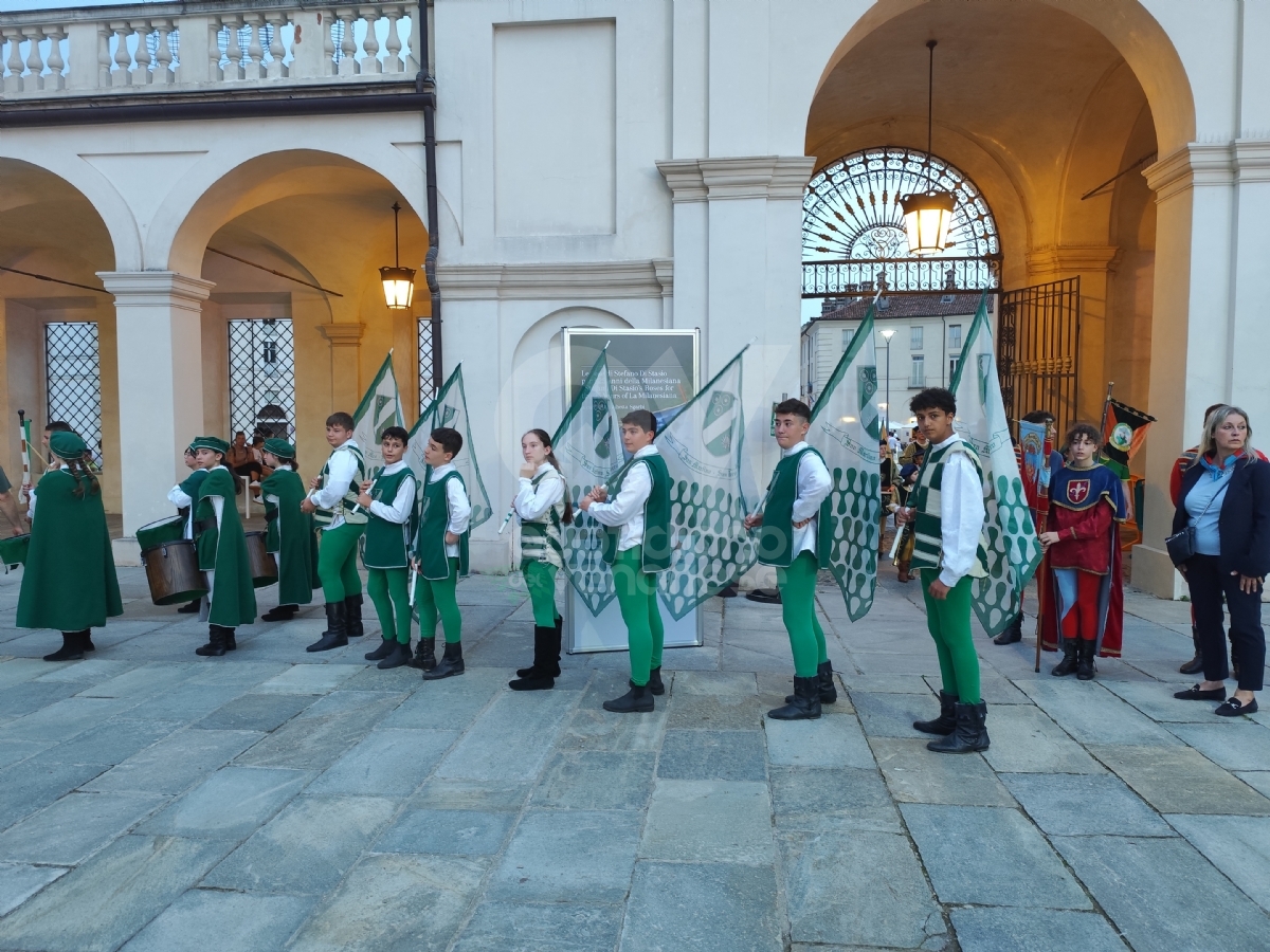 VENARIA - In centro la grande sfilata per i «Giochi Giovanili della Bandiera» - FOTO