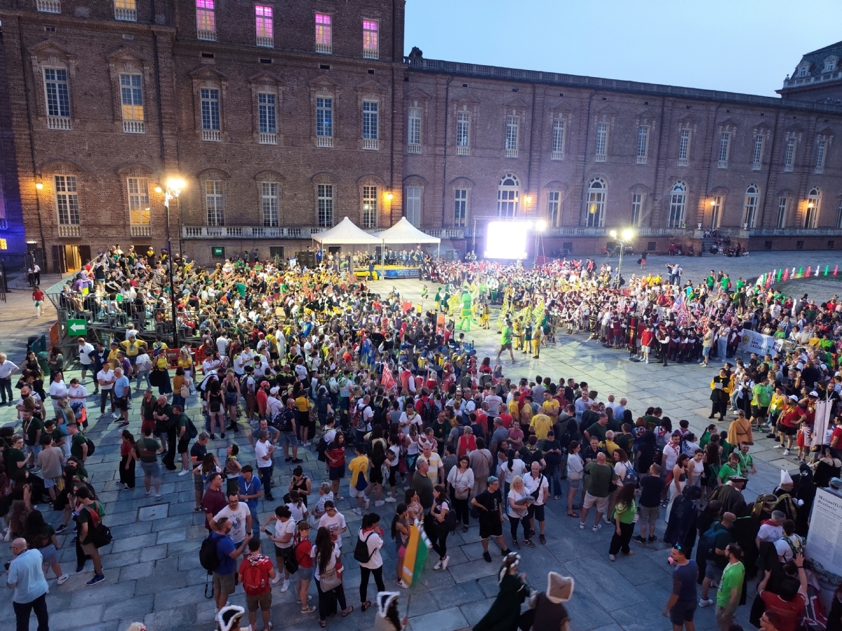 VENARIA - In centro la grande sfilata per i «Giochi Giovanili della Bandiera» - FOTO