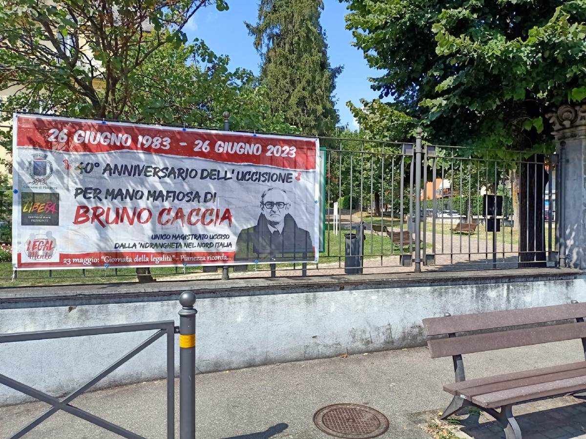 VANDALI A PIANEZZA - Danneggiati gli striscioni sulla legalità. L'associazione: «Non denunciamo» - FOTO