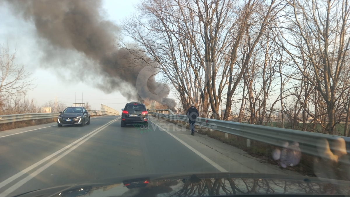 INCENDIO TRA TORINO, SAVONERA E VENARIA - A fuoco dei rifiuti: colonna di fumo visibile a distanza - FOTO