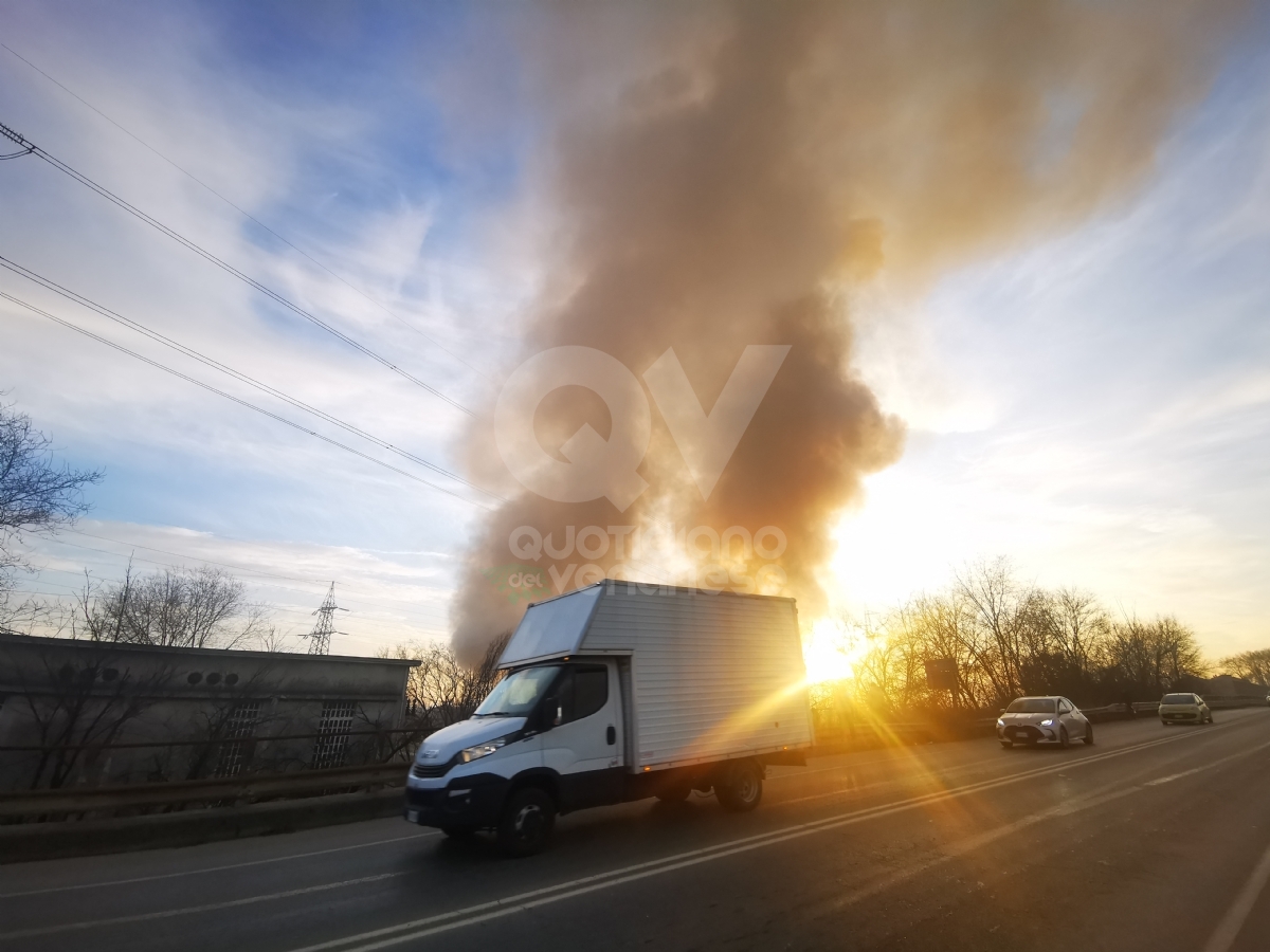 INCENDIO TRA TORINO, SAVONERA E VENARIA - A fuoco dei rifiuti: colonna di fumo visibile a distanza - FOTO