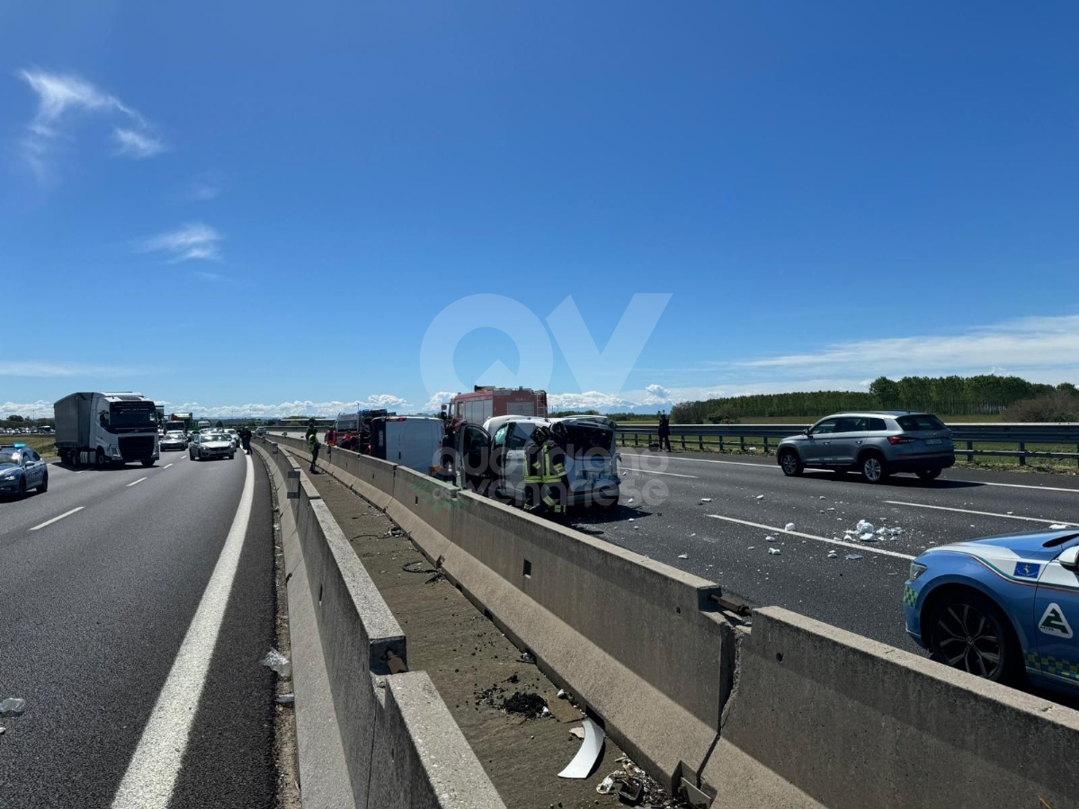 INCIDENTE IN TANGENZIALE A RIVOLI - Tutto bloccato dopo lo scontro fra tre mezzi - FOTO