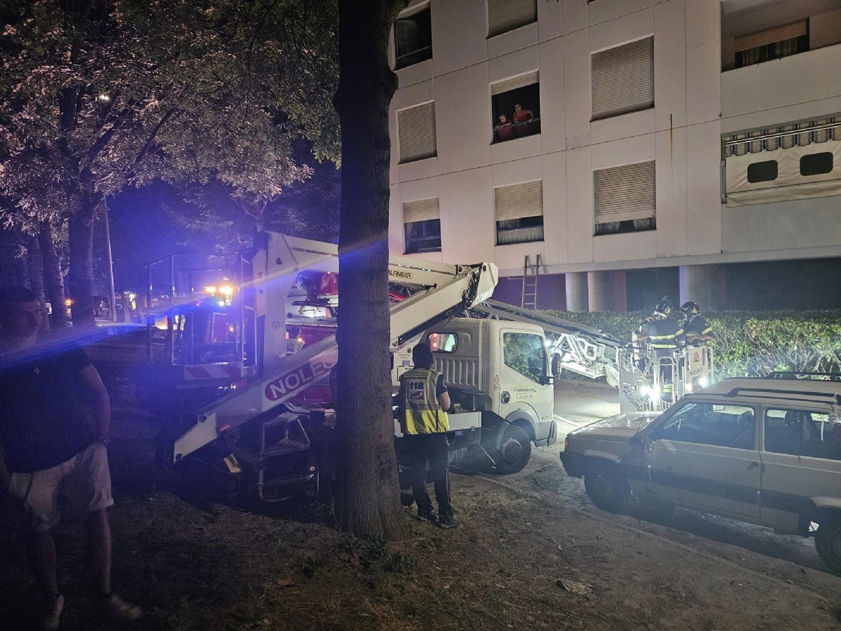 INCENDIO A RIVOLI In via Gatti: alloggio prende fuoco, 25 persone evacuate - FOTO