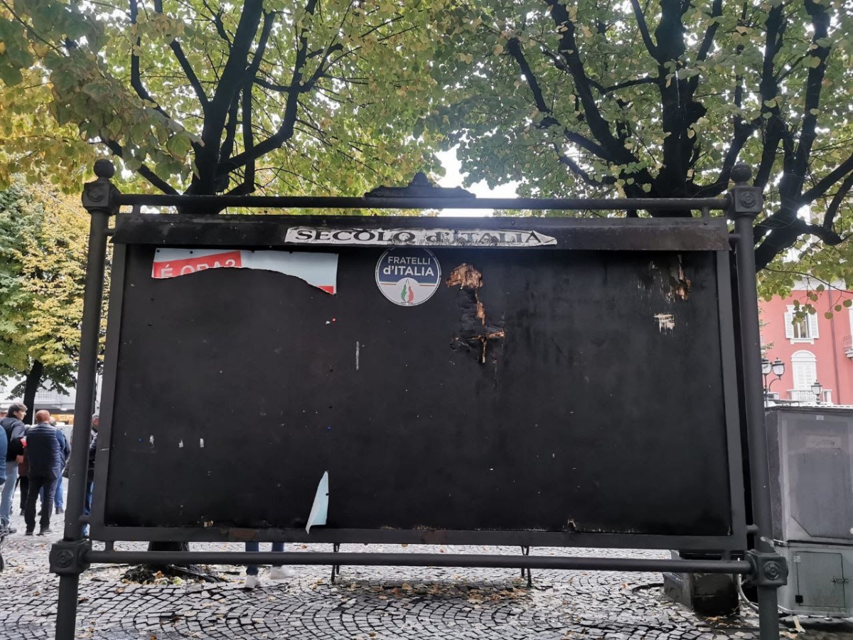 RIVOLI - Vandali in azione: strappati i manifesti di Fratelli d'Italia sugli aumenti Tari - FOTO