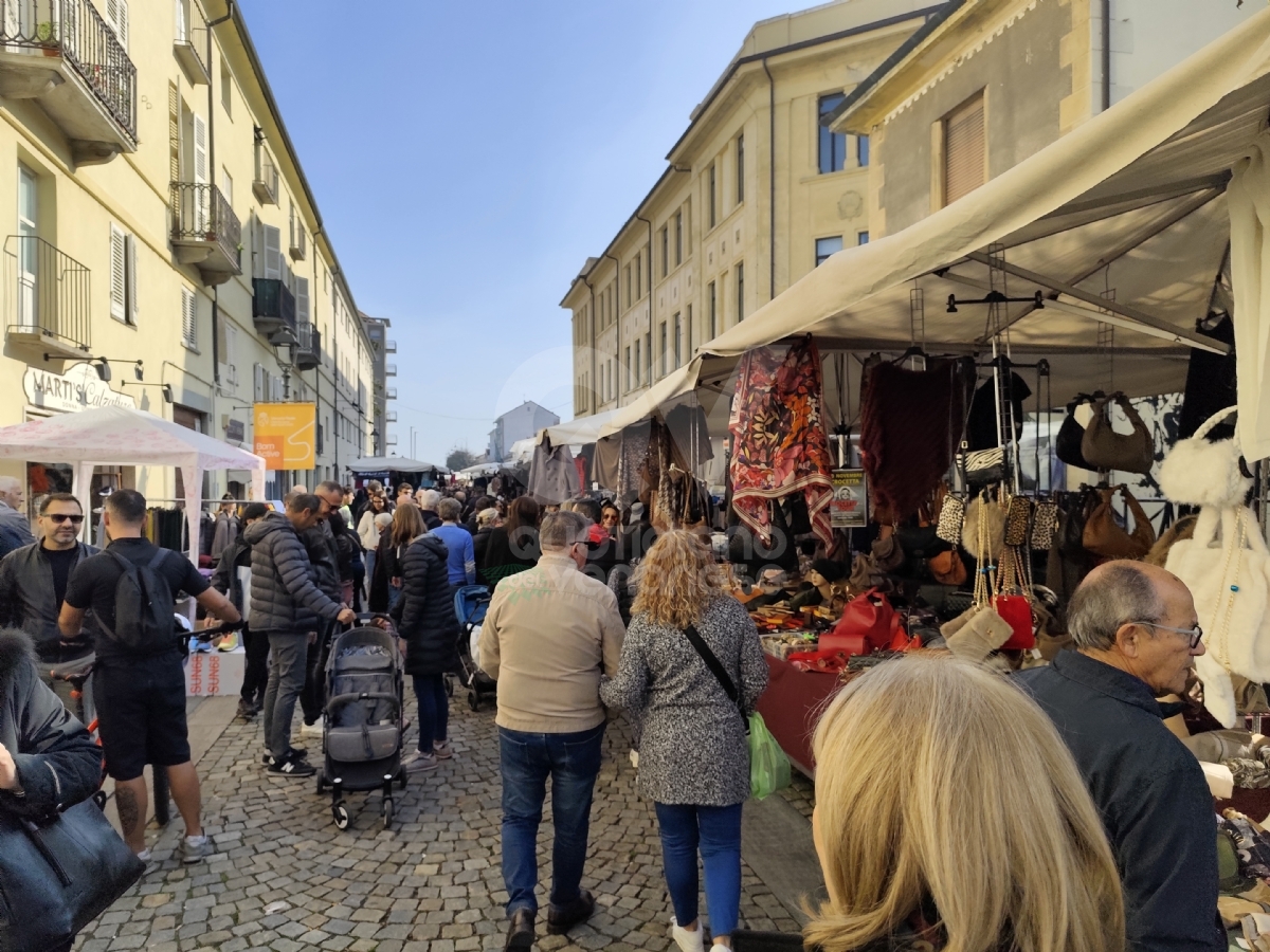 VENARIA - Centro gremito per il mercato del «Crocetta Più in Tour» - FOTO