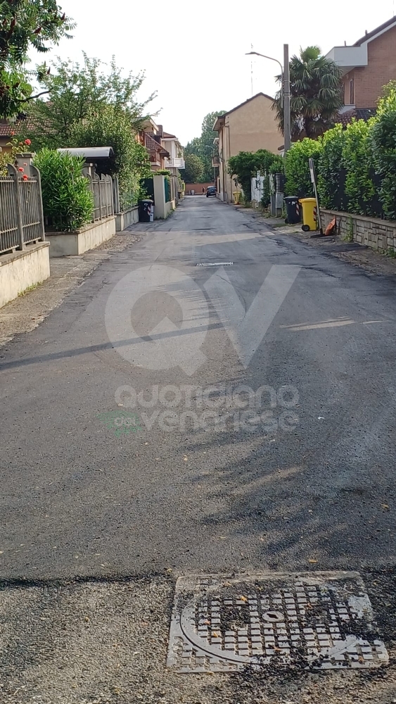 VENARIA - Dopo 14 anni via Cavicchioli è pubblica ed è stata asfaltata - FOTO