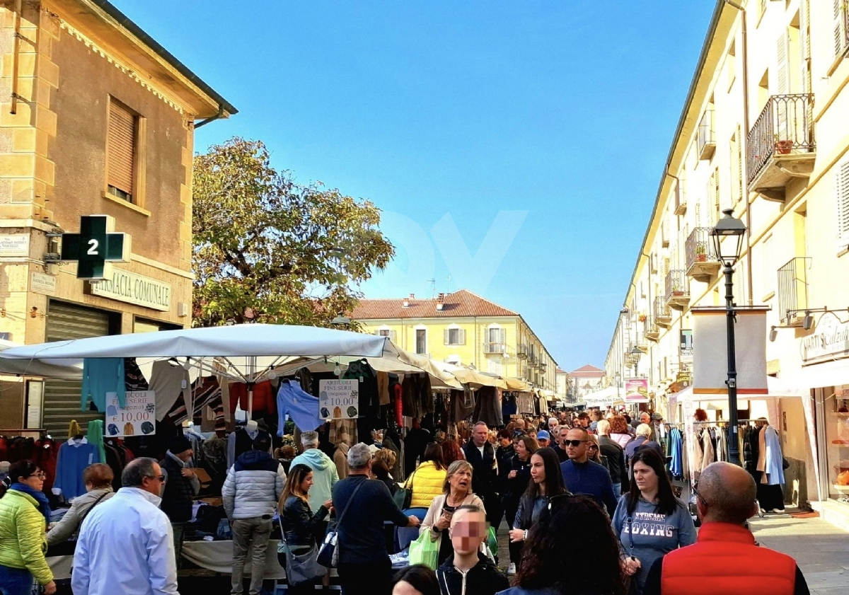 VENARIA - Centro gremito per il mercato del «Crocetta Più in Tour» - FOTO