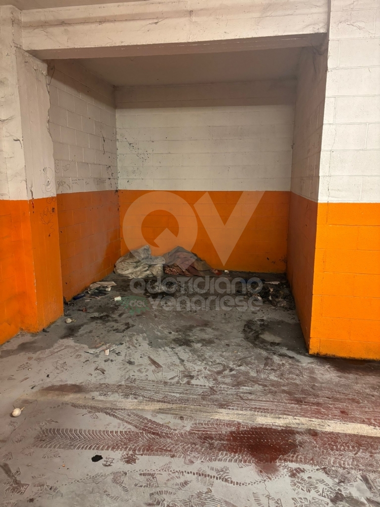 RIVOLI - Ancora un incendio nel parcheggio di via Rombò. FdI: «Situazione intollerabile» - FOTO