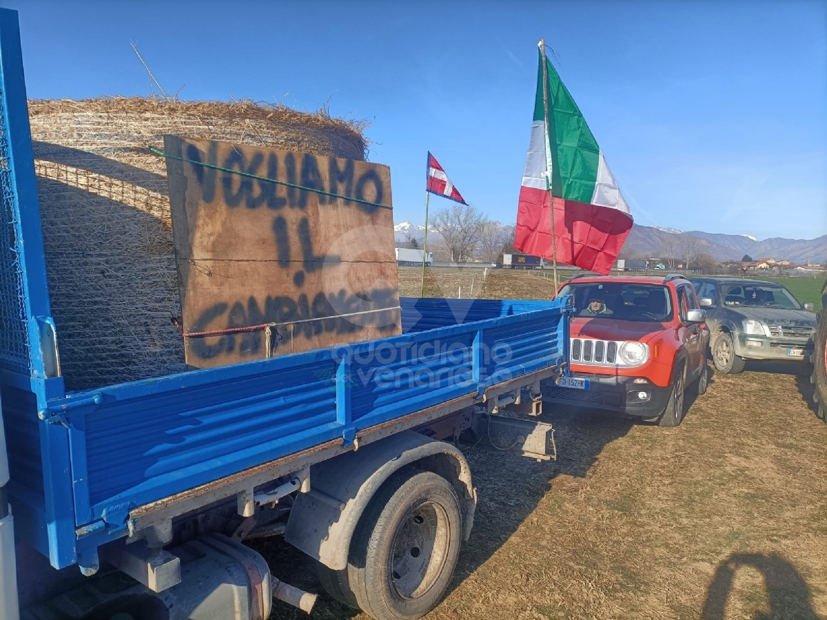 RIVOLI - La protesta degli agricoltori di tutta la nostra zona: trattori sulle strade - FOTO