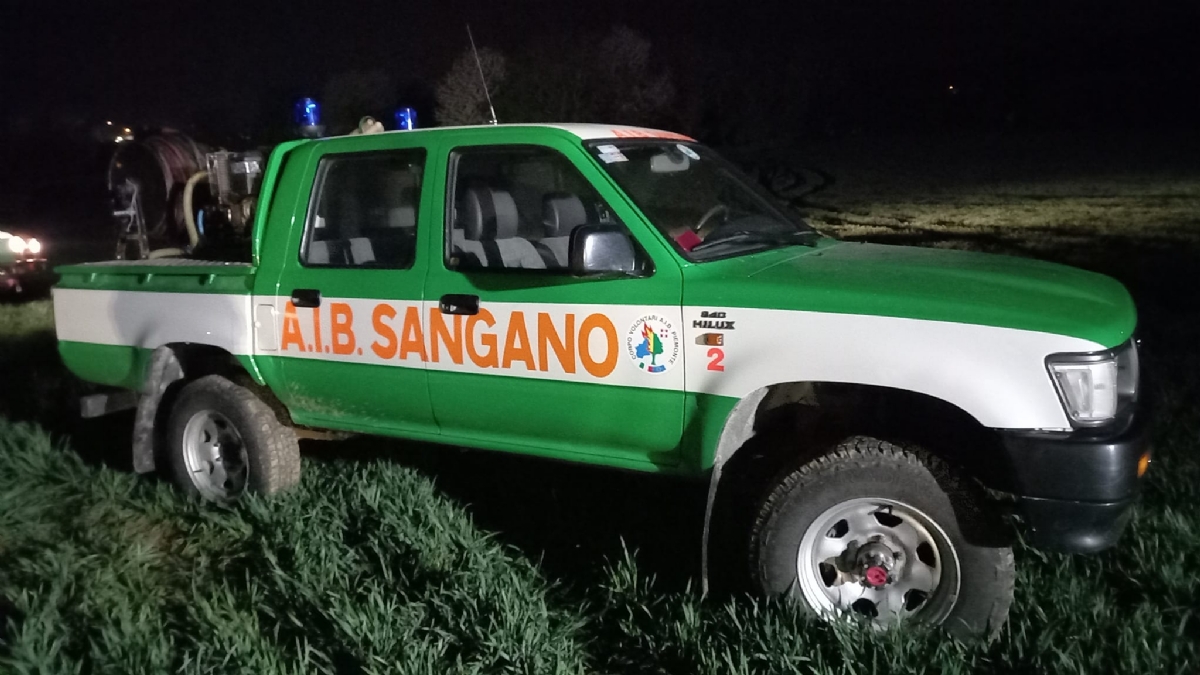 RIVOLI - Incendio in via Villarbasse: a fuoco un deposito di legna e sterpaglie - FOTO