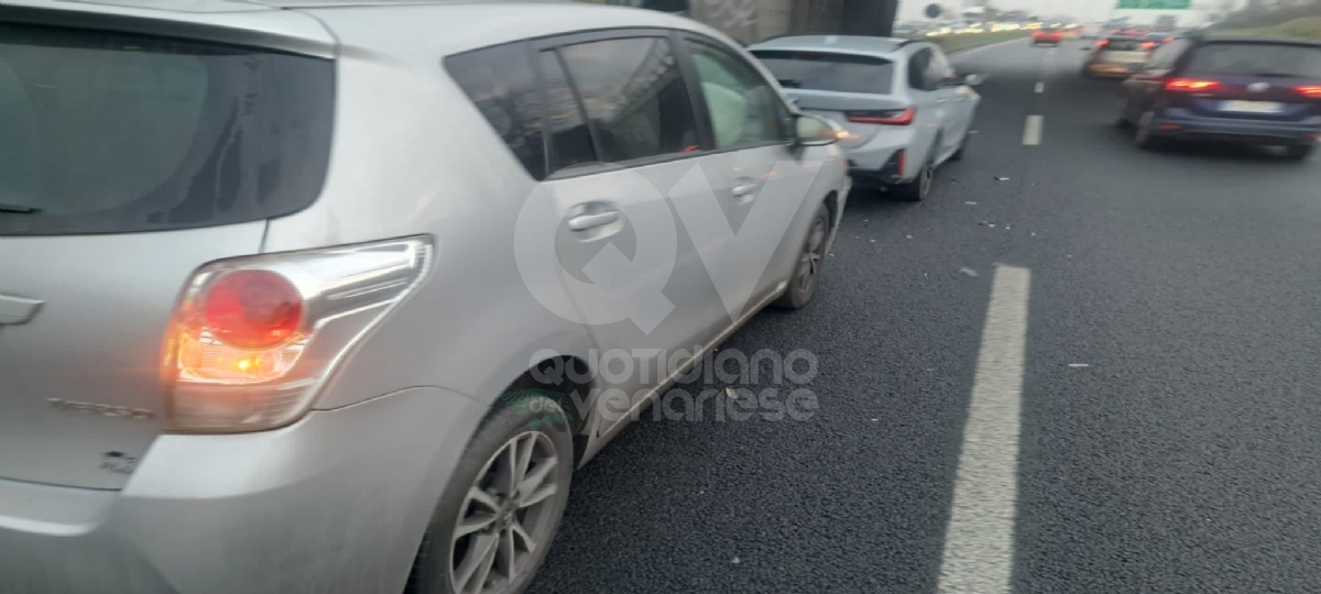 INCIDENTE IN TANGENZIALE A COLLEGNO - Tamponamento fra due auto: forti disagi al traffico - FOTO