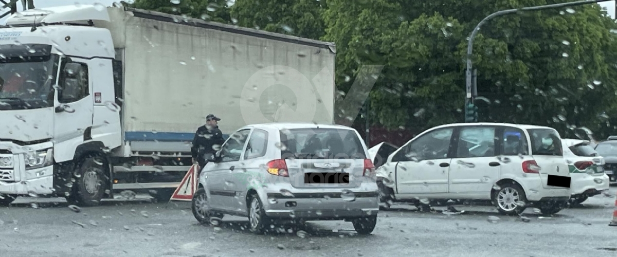 INCIDENTE A VENARIA Sempre all'incrocio tra corso Alessandria e via Druento: un ferito - FOTO