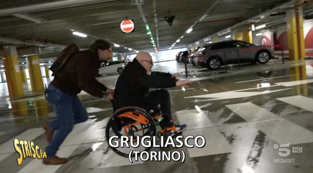 GRUGLIASCO - Sosta abusiva negli spazi per i disabili: al centro commerciale arriva «Striscia» - FOTO