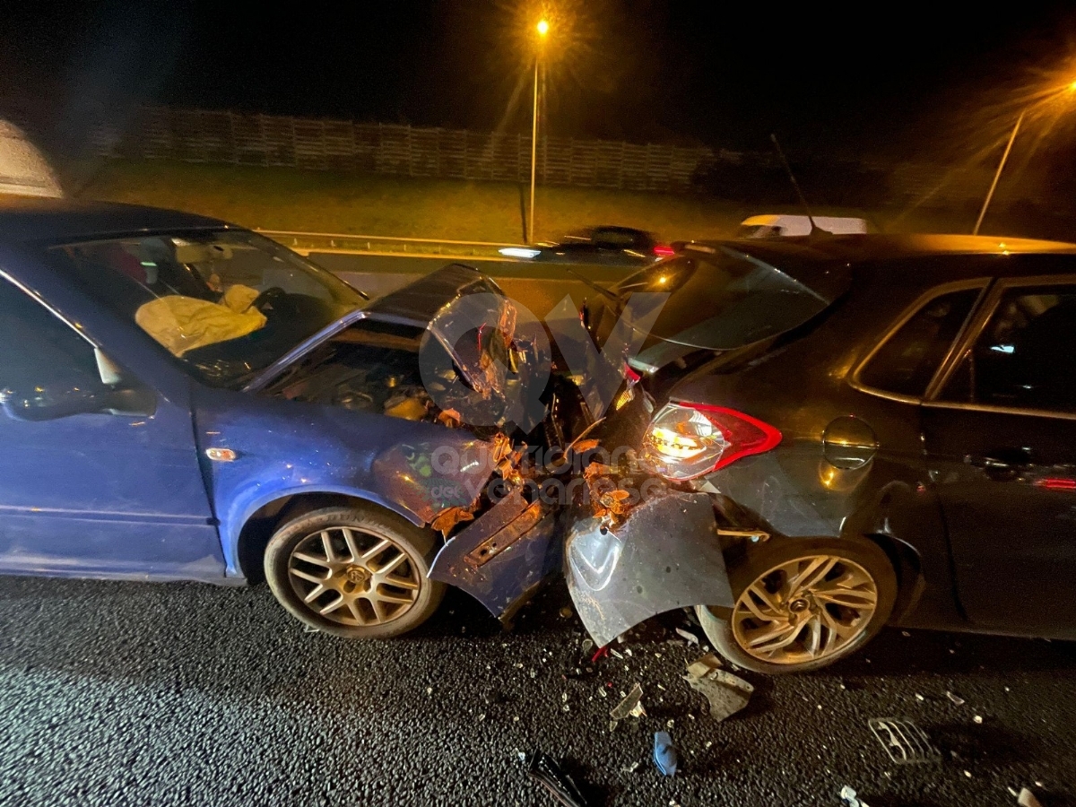 INCIDENTE IN TANGENZIALE A VENARIA - Tamponamento fra tre auto, quattro feriti - FOTO