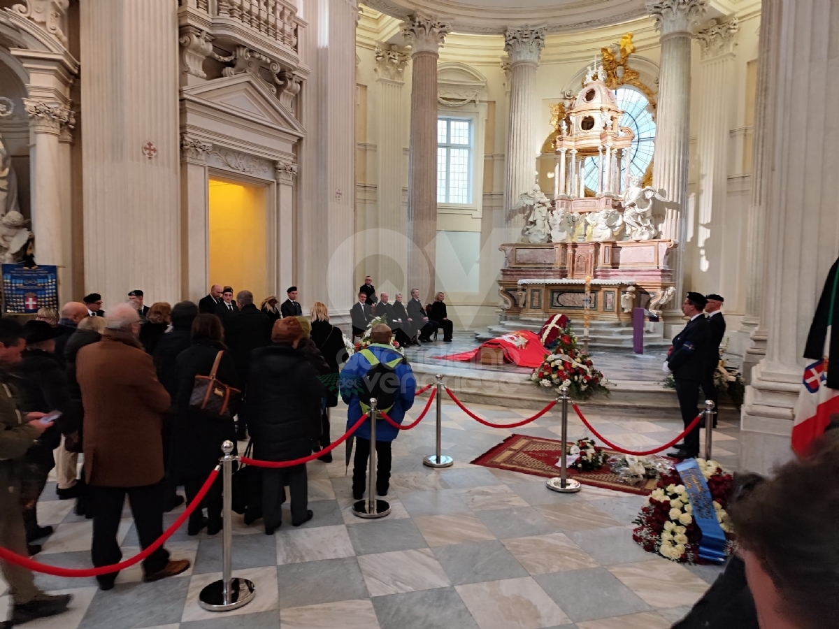 VENARIA - Allestita alla Reggia la camera ardente di Vittorio Emanuele di Savoia - FOTO e VIDEO