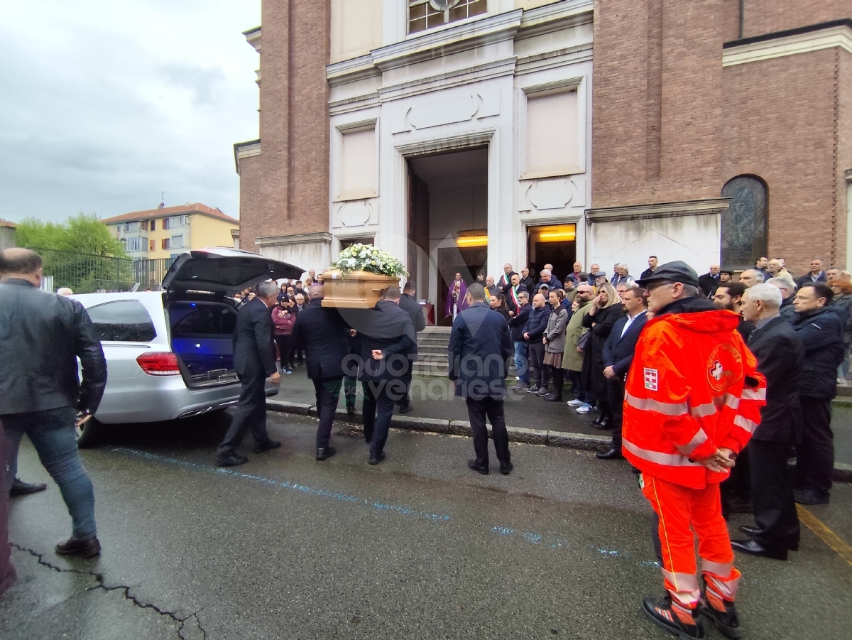 VENARIA - Tutta la città ha detto addio a Roberto Falcone: «Bob, ci mancherai» - FOTO E VIDEO