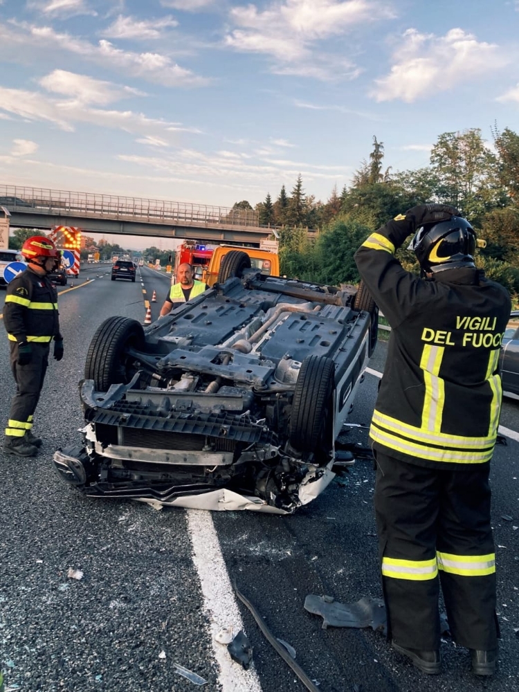 ALPIGNANO - Dall'incidente in tangenziale al pappagallo recuperato: duro lavoro per i Vigili del Fuoco - FOTO