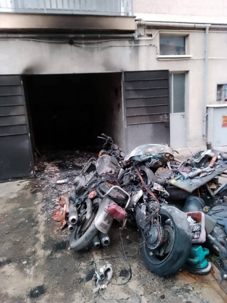 GRUGLIASCO - Furioso incendio in un garage: tre moto distrutte e balcone del condominio vicino inagibile - FOTO