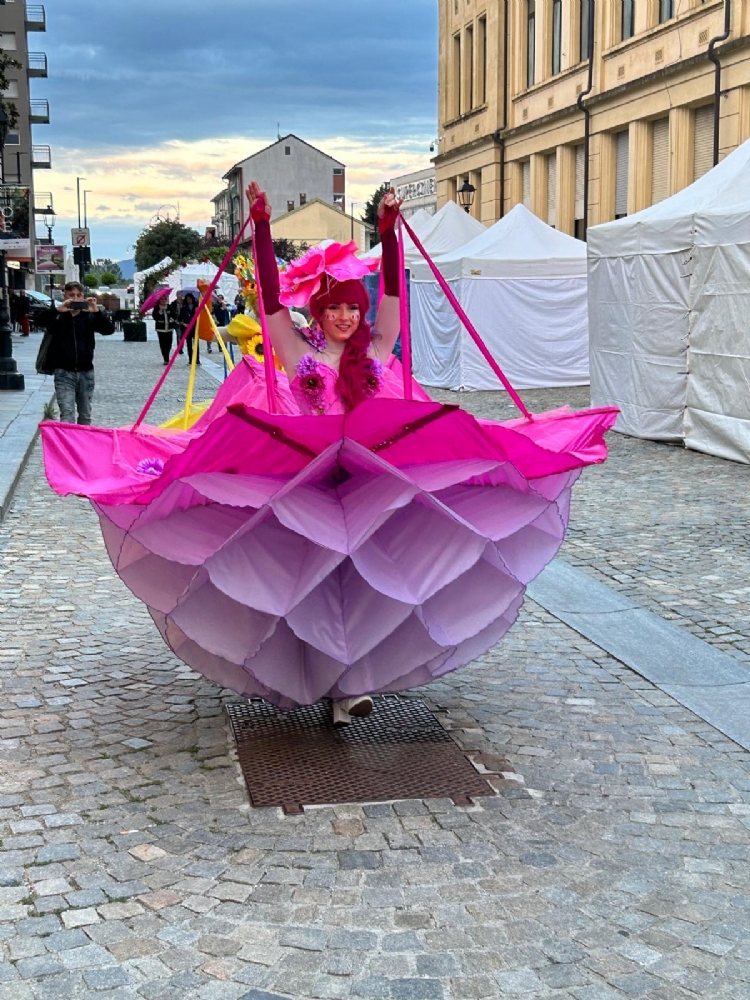 VENARIA - Bagno di folla per la ventesima edizione della «Festa delle Rose» - FOTO