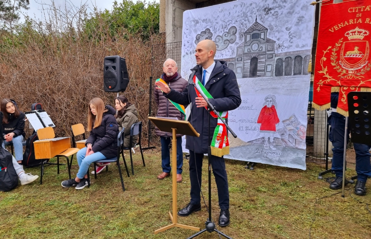 VENARIA - Giorno della Memoria: piantato un ulivo nella scuola Don Milani - FOTO