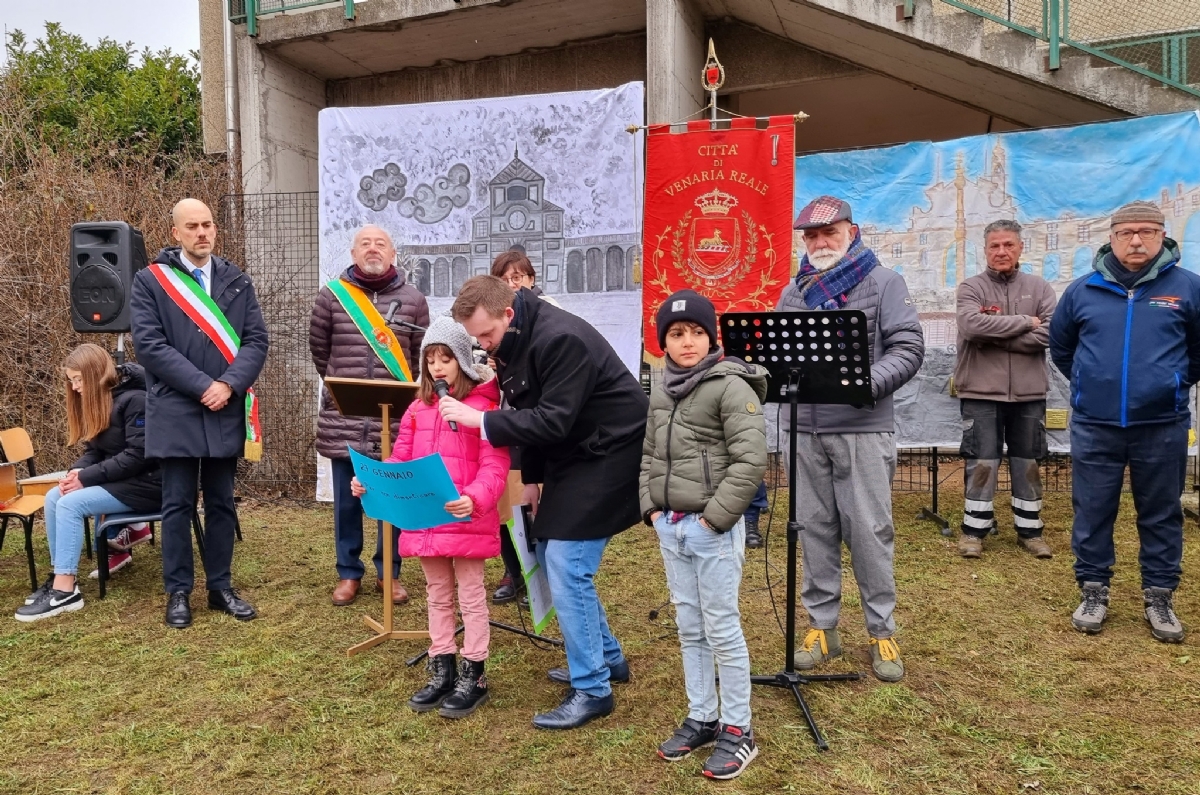 VENARIA - Giorno della Memoria: piantato un ulivo nella scuola Don Milani - FOTO