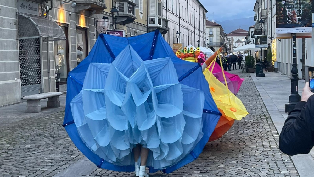 VENARIA - Bagno di folla per la ventesima edizione della «Festa delle Rose» - FOTO