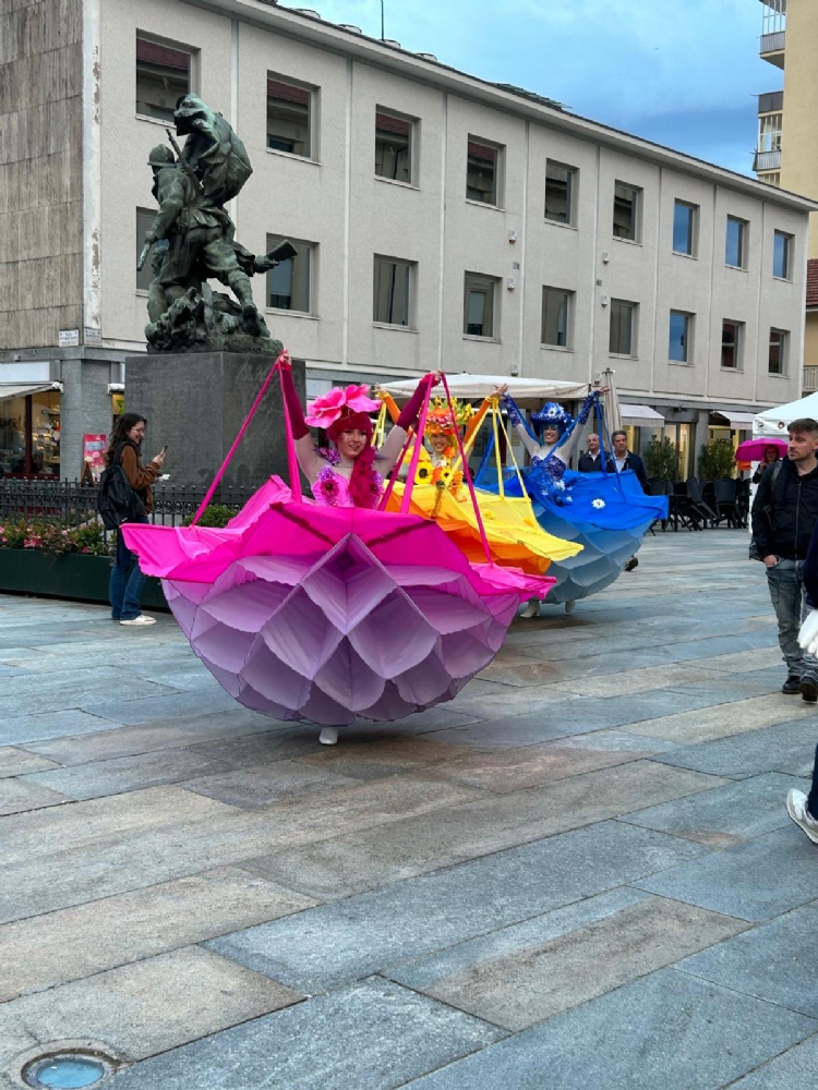 VENARIA - Bagno di folla per la ventesima edizione della «Festa delle Rose» - FOTO