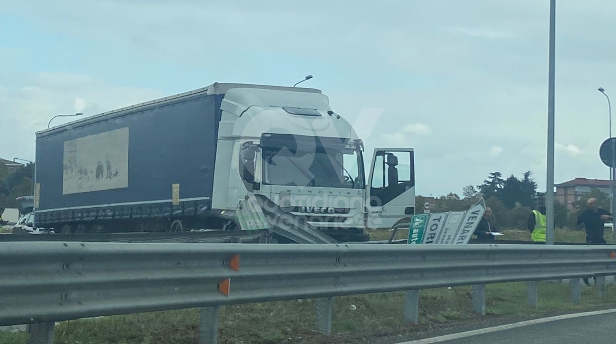 INCIDENTE A VENARIA - Tir perde il controllo e finisce contro i cartelli stradali - FOTO